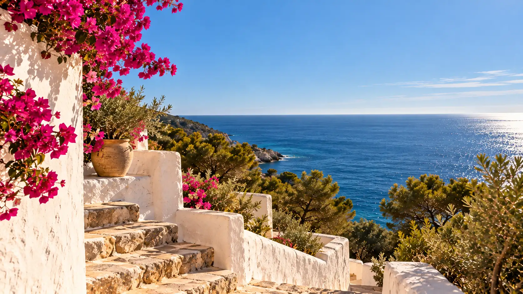 Weiß gekalkte Mauern und Steintreppe mit Bougainvillea